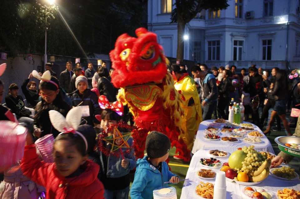 vui don tet trung thu o romania