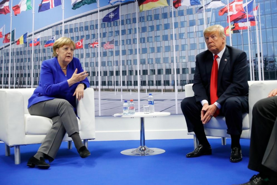 Thủ tướng Đức Angela Merkel hội đàm ngắn cùng Tổng thống Mỹ Donald Trump bên lề Hội nghị thượng đỉnh NATO ngày 12/7. (Nguồn: AP)