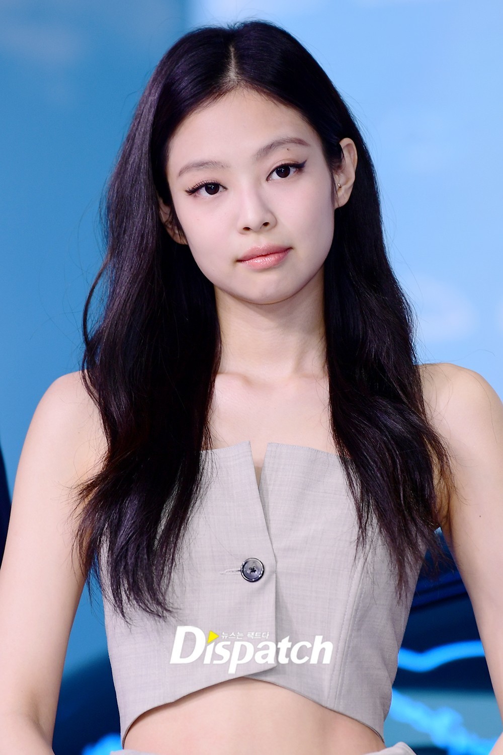 Jennie (Blackpink) khoe eo 54 cm