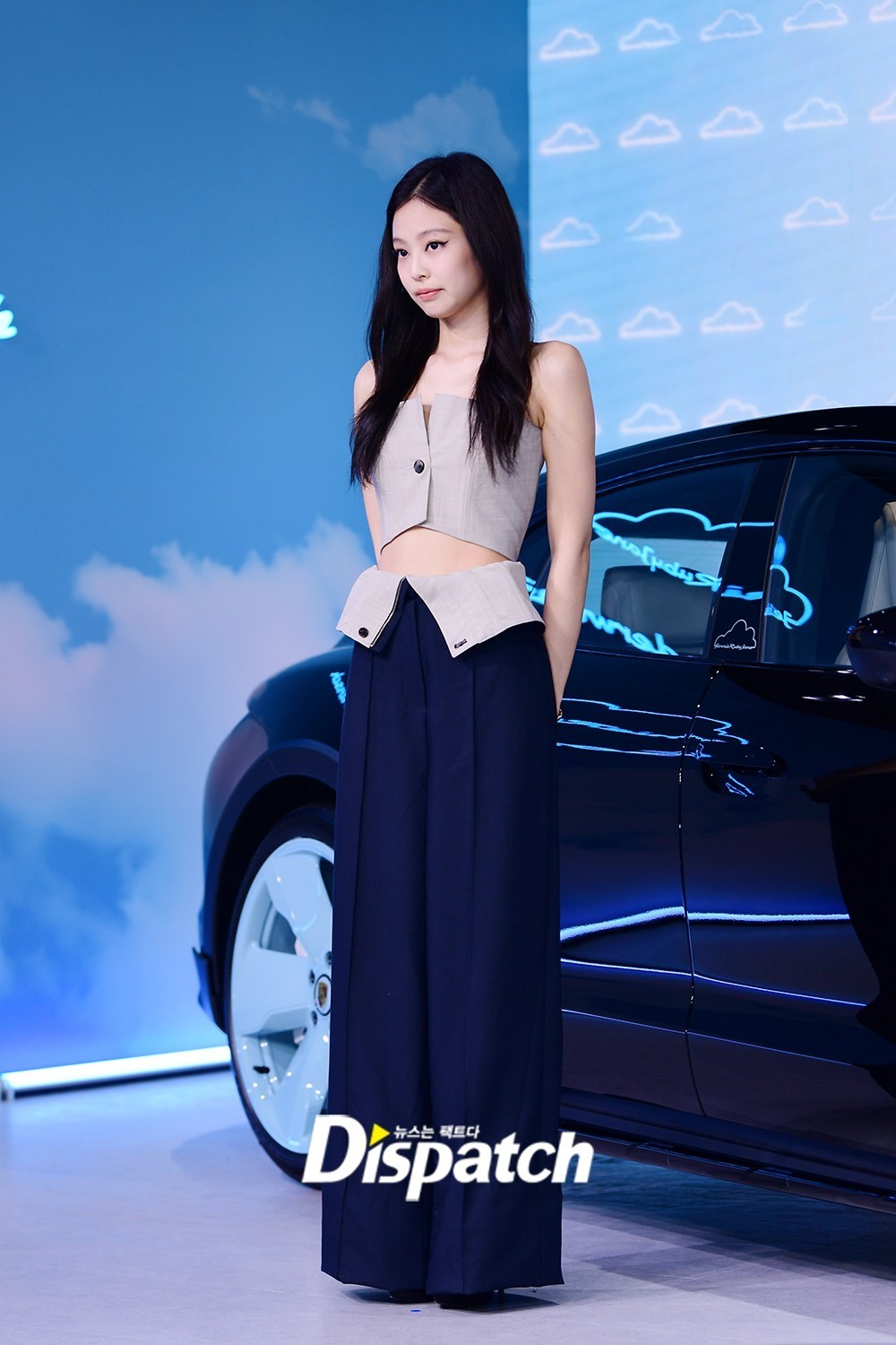 Jennie (Blackpink) khoe eo 54 cm