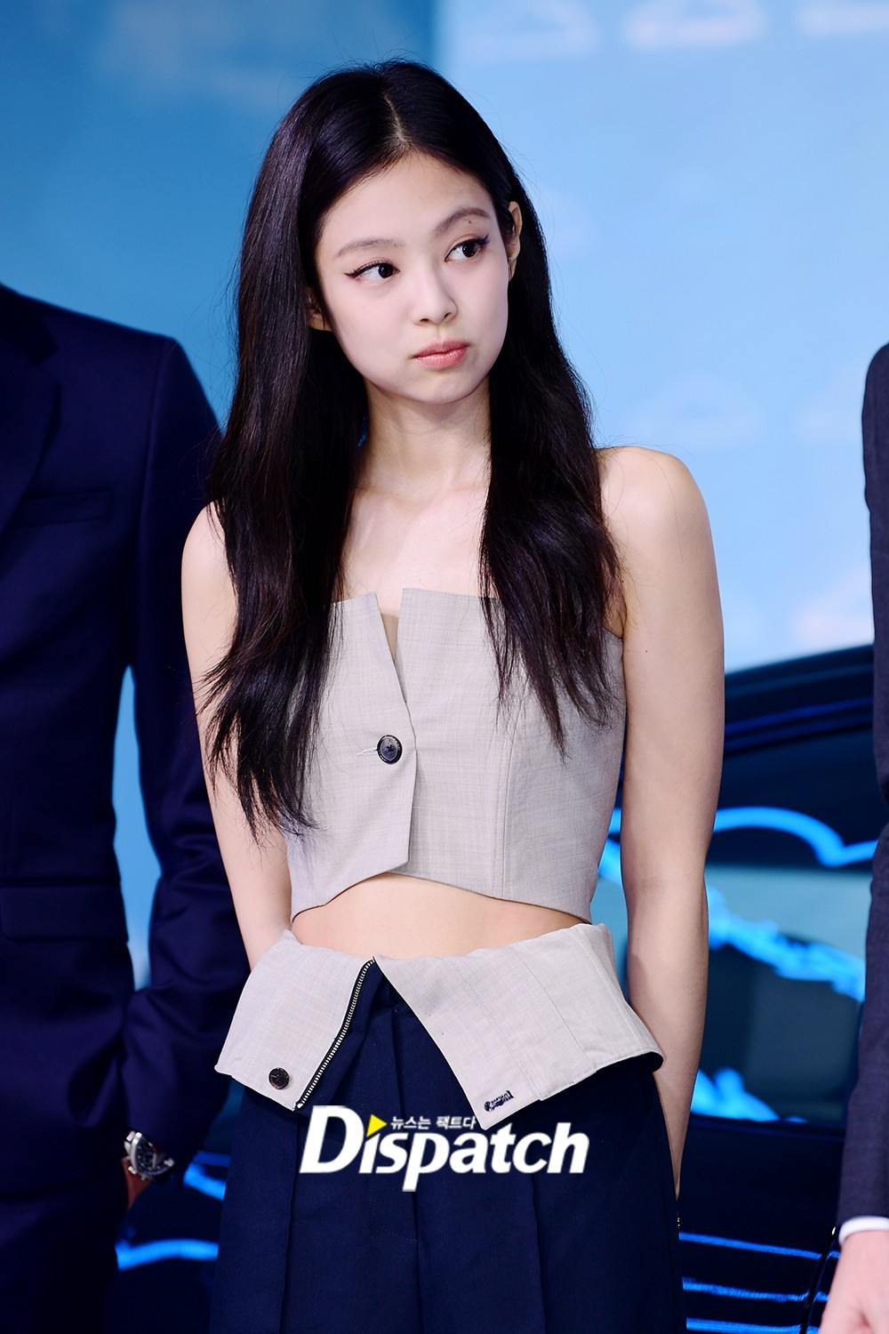 Jennie (Blackpink) khoe eo 54 cm tại sự kiện về xe hơi