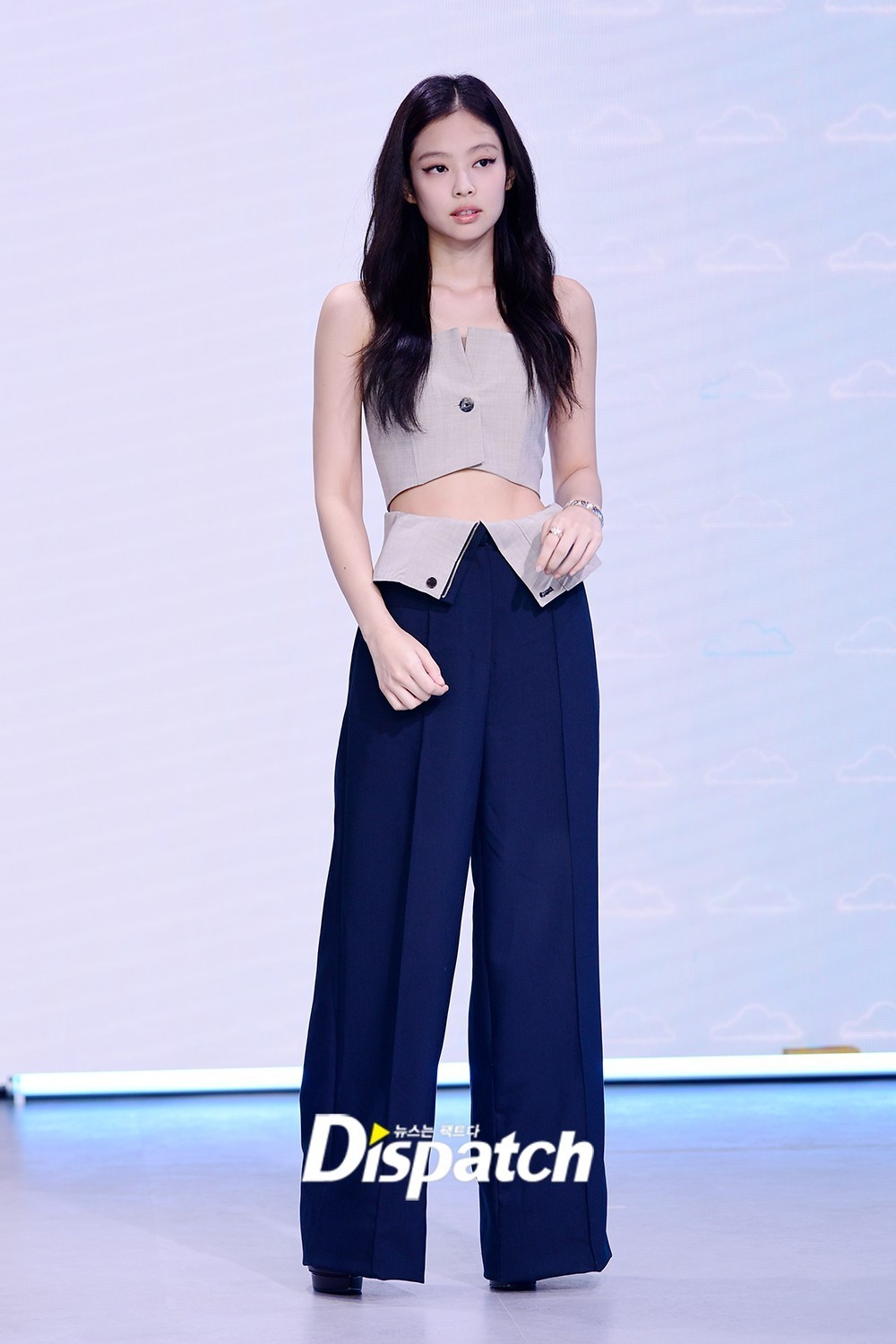 Jennie (Blackpink) khoe eo 54 cm tại sự kiện về xe hơi