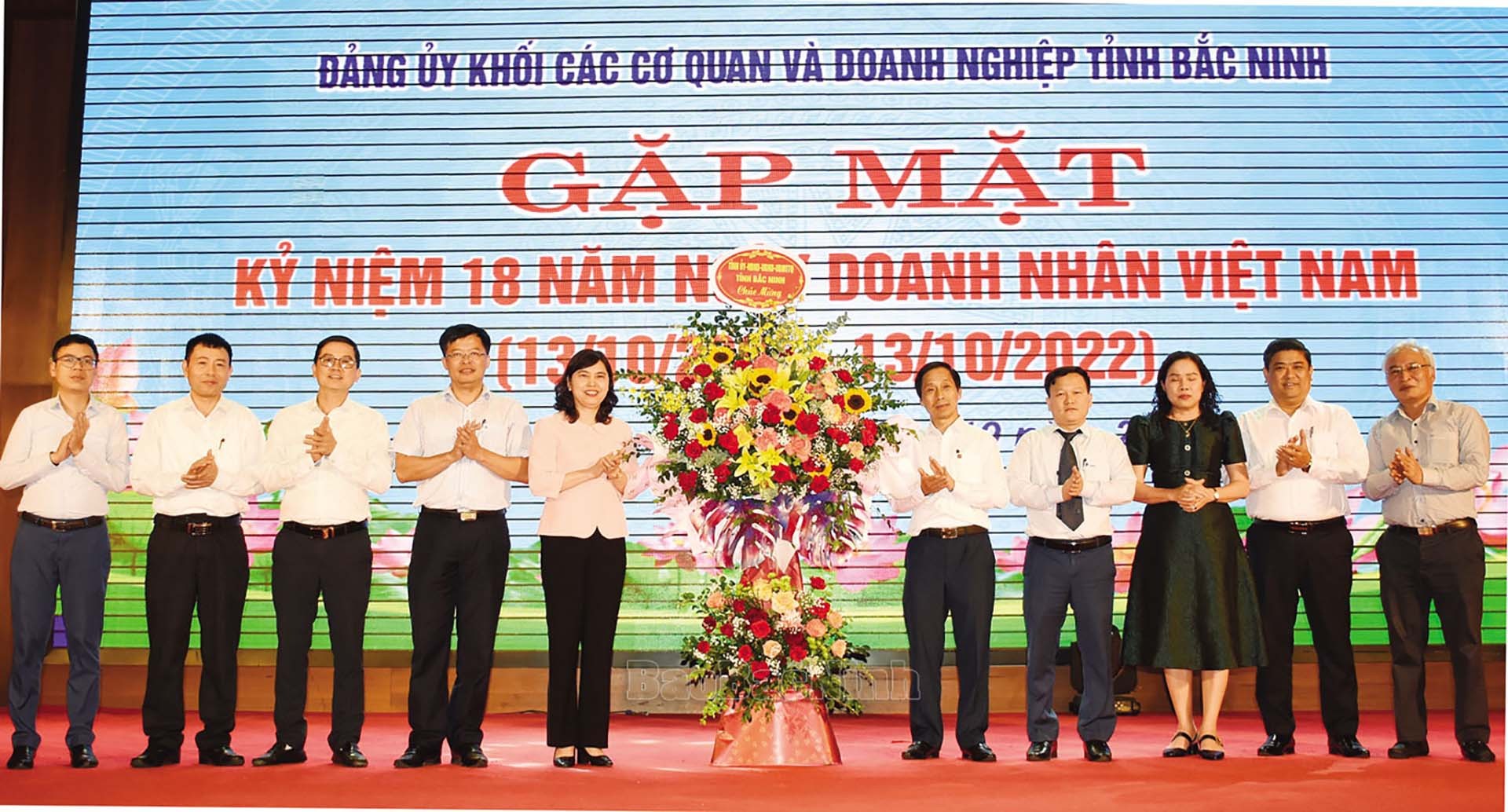 Phó Chủ tịch Thường trực HĐND tỉnh Trần Thị Hằng, cùng các đại biểu chúc mừng cộng đồng doanh nghiệp trong Khối các Cơ quan và Doanh nghiệp tỉnh nhân Ngày Doanh nhân Việt Nam 13/10. (Nguồn: Bắc Ninh online)