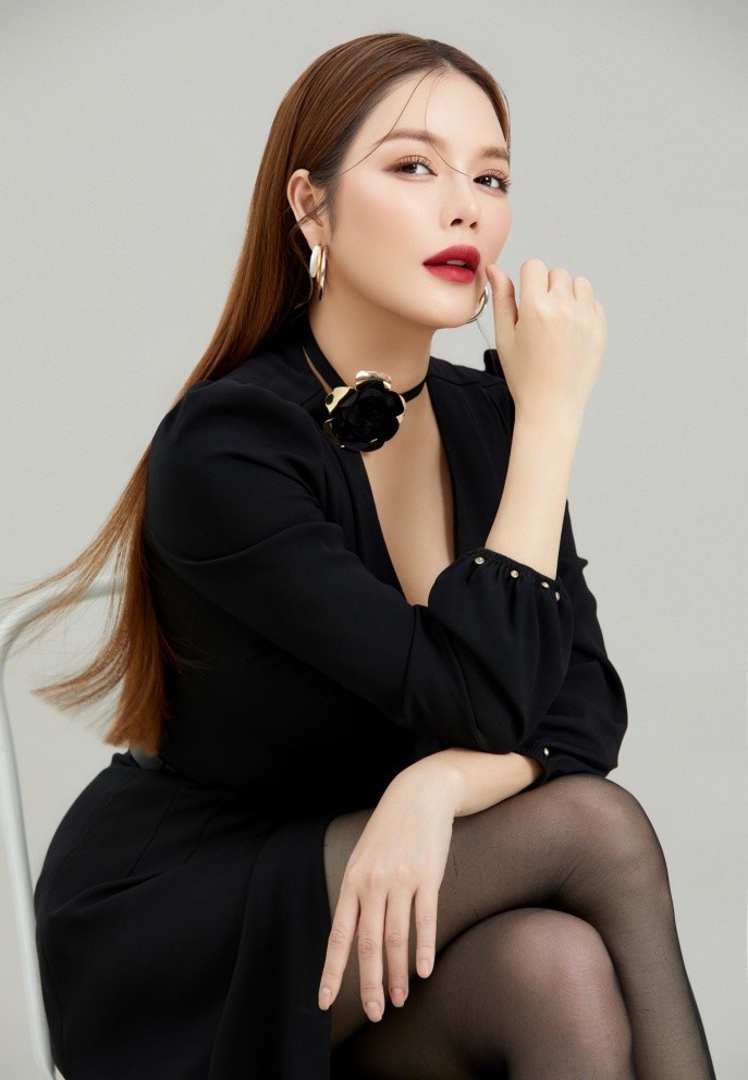 Lý Nhã Kỳ thực hiện bộ ảnh thời trang công sở phong cách Hàn Quốc