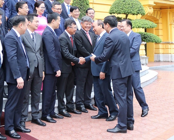 1.	Chủ tịch Nước Nguyễn Xuân Phúc chúc mừng Chủ tịch HĐTV Petrovietnam Hoàng Quốc Vượng