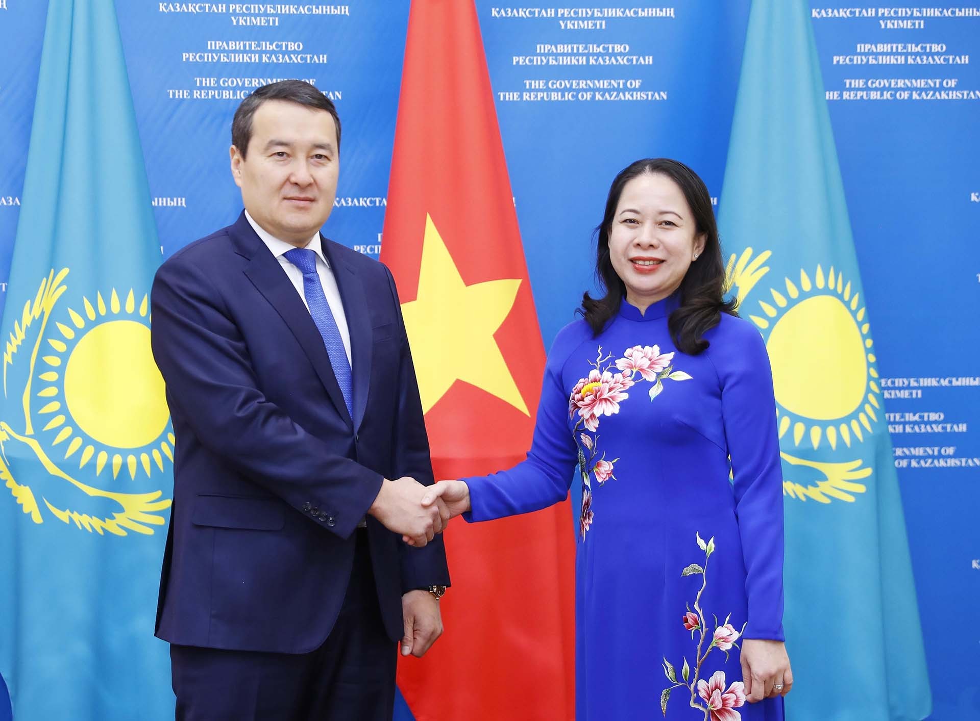 Thủ tướng Kazakhstan Alikhan Smailov đón Phó Chủ tịch nước Võ Thị Ánh Xuân. (Nguồn: TTXVN) Thủ tướng Kazakhstan Alikhan Smailov đón Phó Chủ tịch nước Võ Thị Ánh Xuân. (Nguồn: TTXVN)