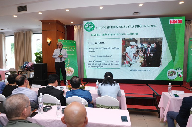 Nhà báo Trần Xuân Toàn thông tin về chuỗi hoạt động Ngày của phở 12-12 - Ảnh: NAM TRẦN