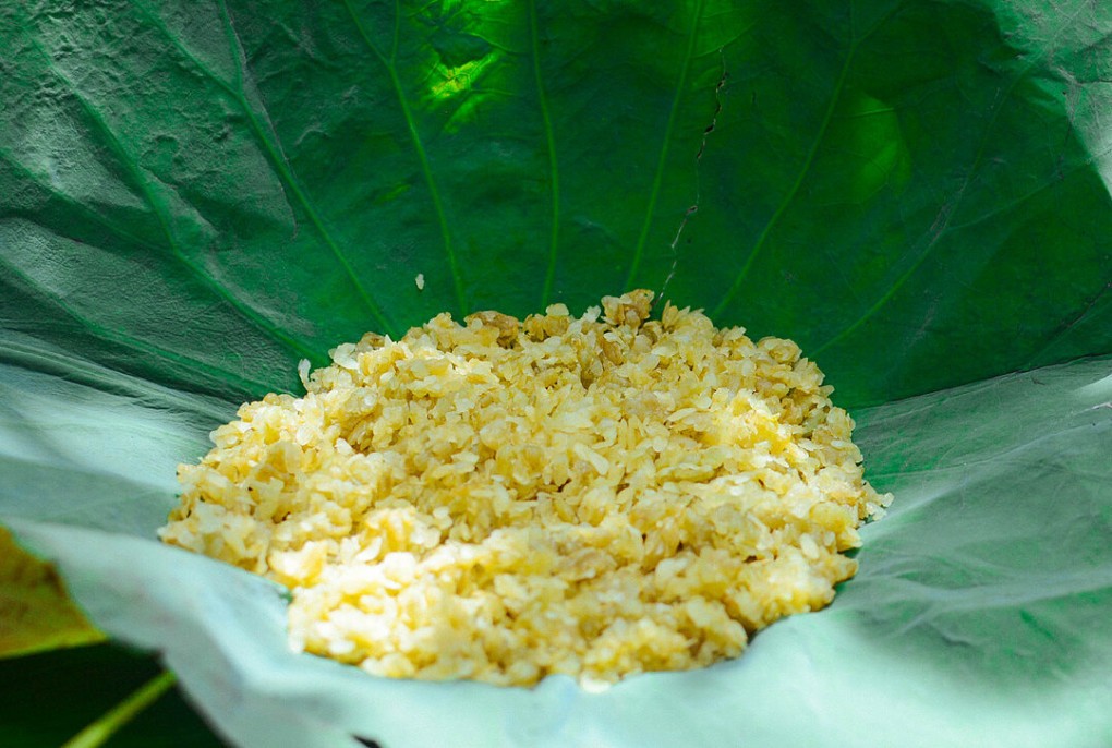 Cốm là đặc sản nổi tiếng của mùa thu Hà Nội. (Ảnh: Nguyên Chi)