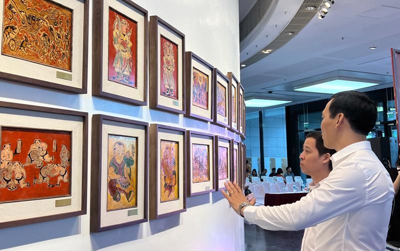 Công chúng thưởng thức các tác phẩm tại triển lãm. (Nguồn: Kinh tế & Đô thị)