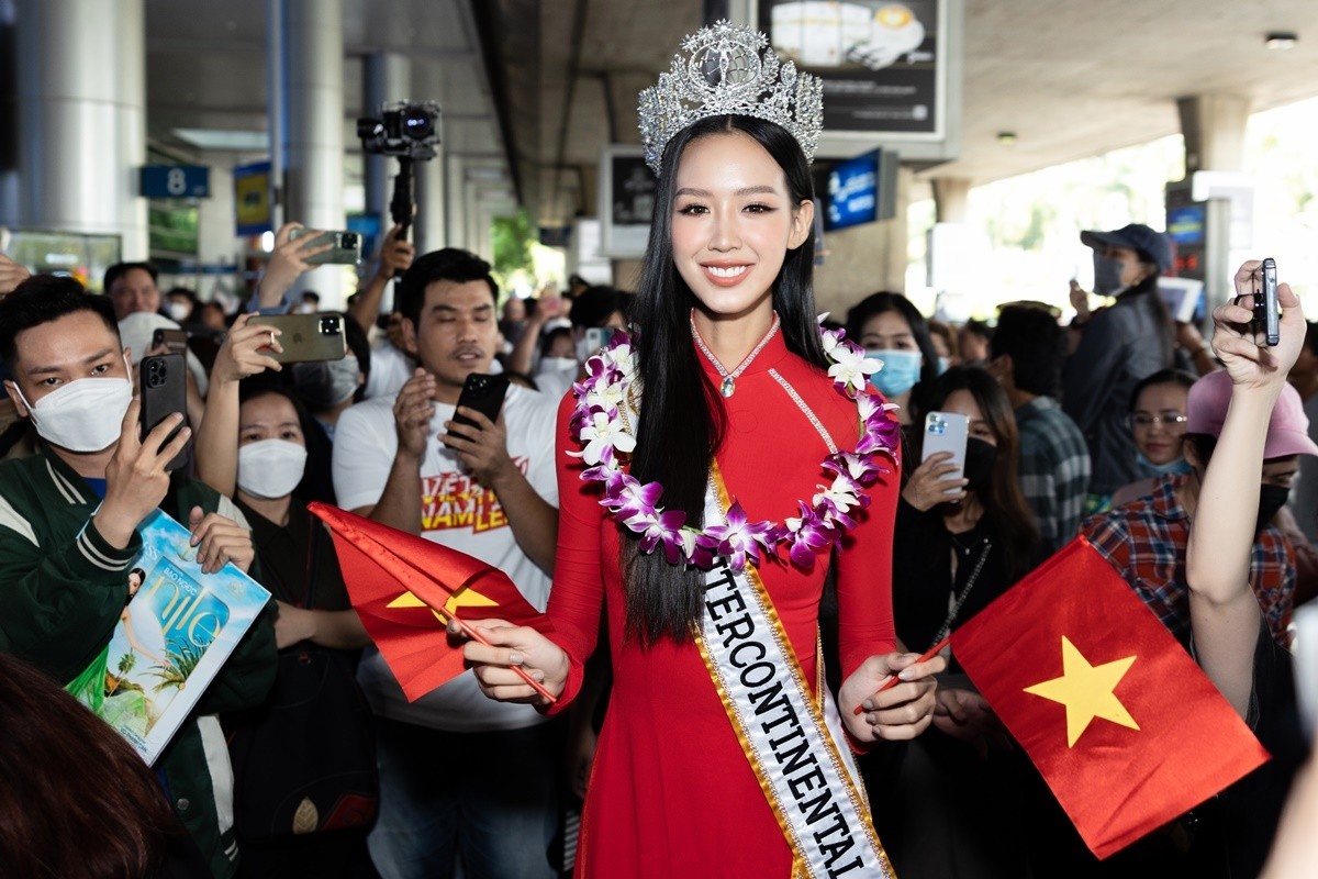 Bảo Ngọc diện áo dài đỏ khi về nước sau khi đăng quang Miss Intercontinental 2022