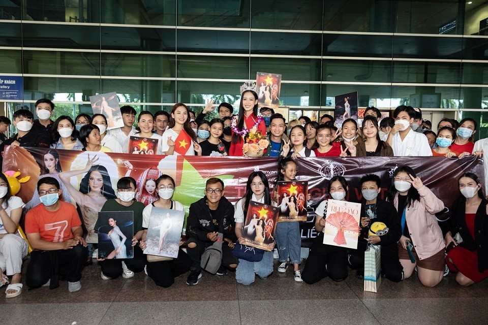 Bảo Ngọc diện áo dài đỏ khi về nước sau khi đăng quang Miss Intercontinental 2022