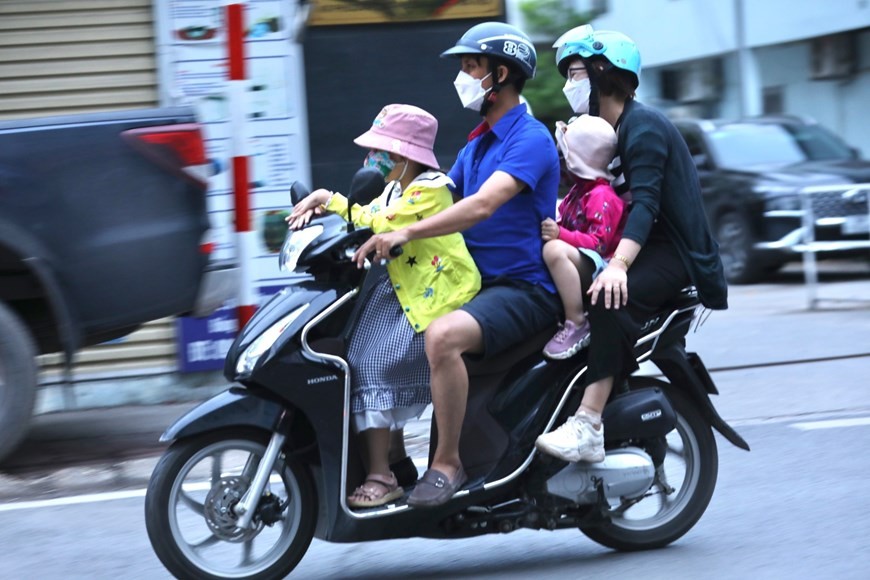 Dự báo thời tiết đêm nay và ngày mai (17-18/10): Hà Nội và cả nước trời nắng; vùng núi Bắc Bộ trời rét; phía Nam chiều tối mưa to cục bộ