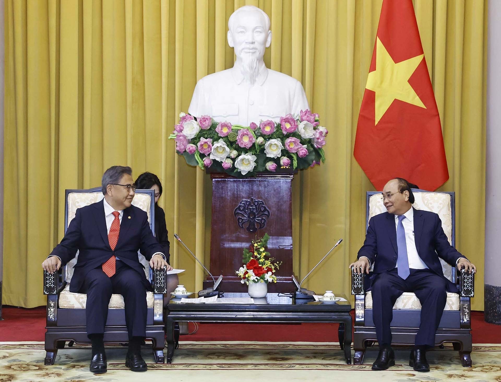 Chủ tịch nước Nguyễn Xuân Phúc tiếp Bộ trưởng Ngoại giao Hàn Quốc Park Jin. (Nguồn: TTXVN) Chủ tịch nước Nguyễn Xuân Phúc tiếp Bộ trưởng Ngoại giao Hàn Quốc Park Jin. (Nguồn: TTXVN)