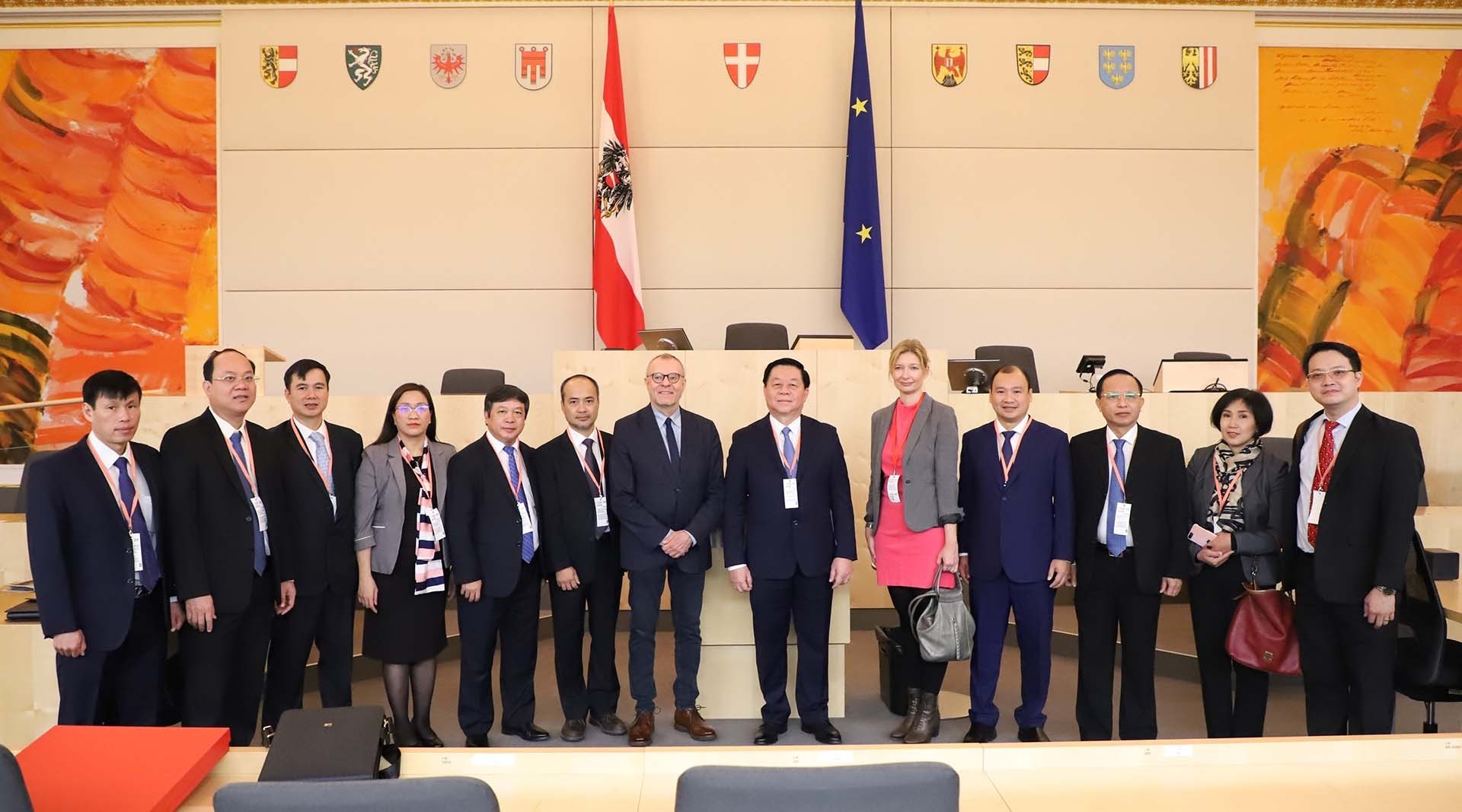 Trưởng Ban Tuyên giáo Trung ương Nguyễn Trọng Nghĩa cùng Đoàn chụp ảnh lưu niệm tại Quốc hội Áo. (Nguồn: TTXVN)