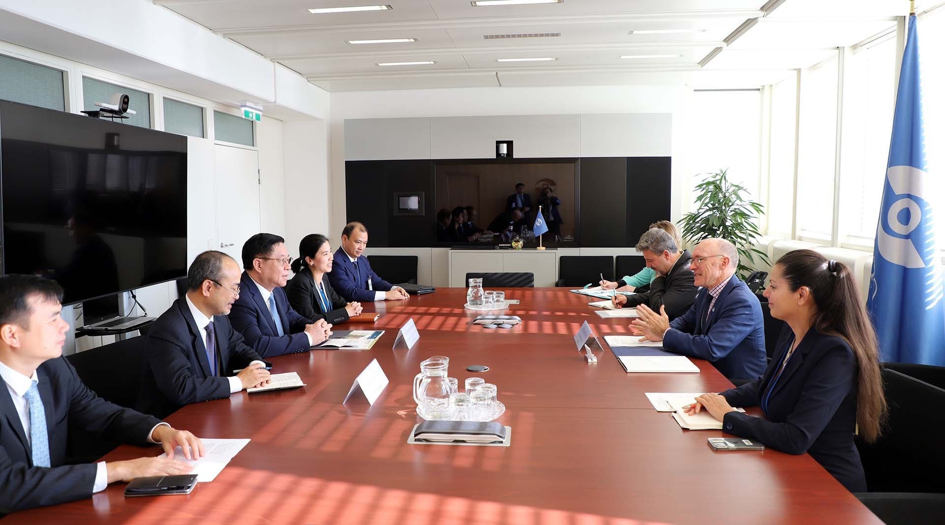 Đồng chí Nguyễn Trọng Nghĩa làm việc với ông Robert Floy, Tổng Thư ký Ủy ban Trù bị của Tổ chức cấm thử hạt nhân toàn diện (CTBTO). (Nguồn: TTXVN)