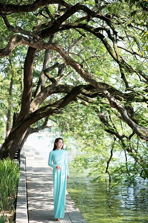 Ca sĩ Nguyễn Ngọc Anh dịu dàng cùng tà áo dài dạo phố dưới nắng Thu Hà Nội