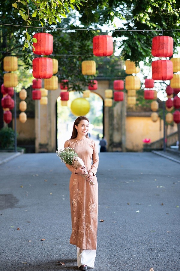 Ca sĩ Nguyễn Ngọc Anh dịu dàng cùng bộ sưu tập áo dài dạo phố dưới nắng Thu Hà Nội