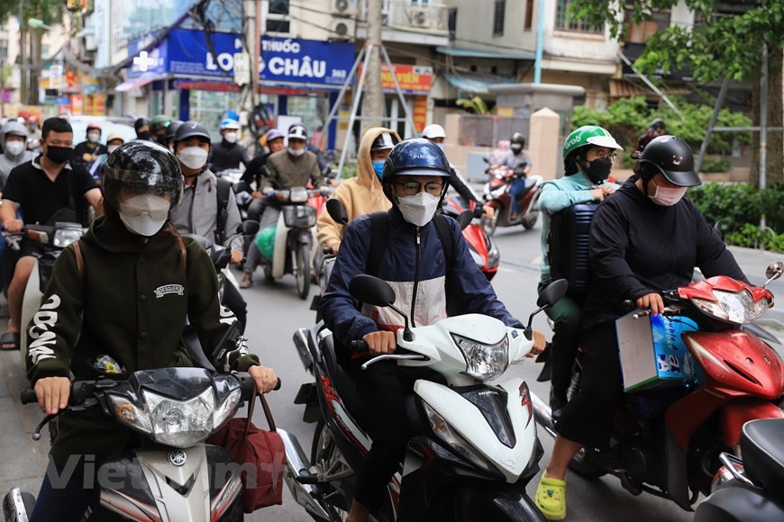 Dự báo thời tiết đêm nay và ngày mai (18-19/10): Hà Nội ngày mưa dông; Đông Bắc Bộ, Bắc Trung Bộ mưa vừa mưa to; phía Nam chiều tối mưa to cục bộ