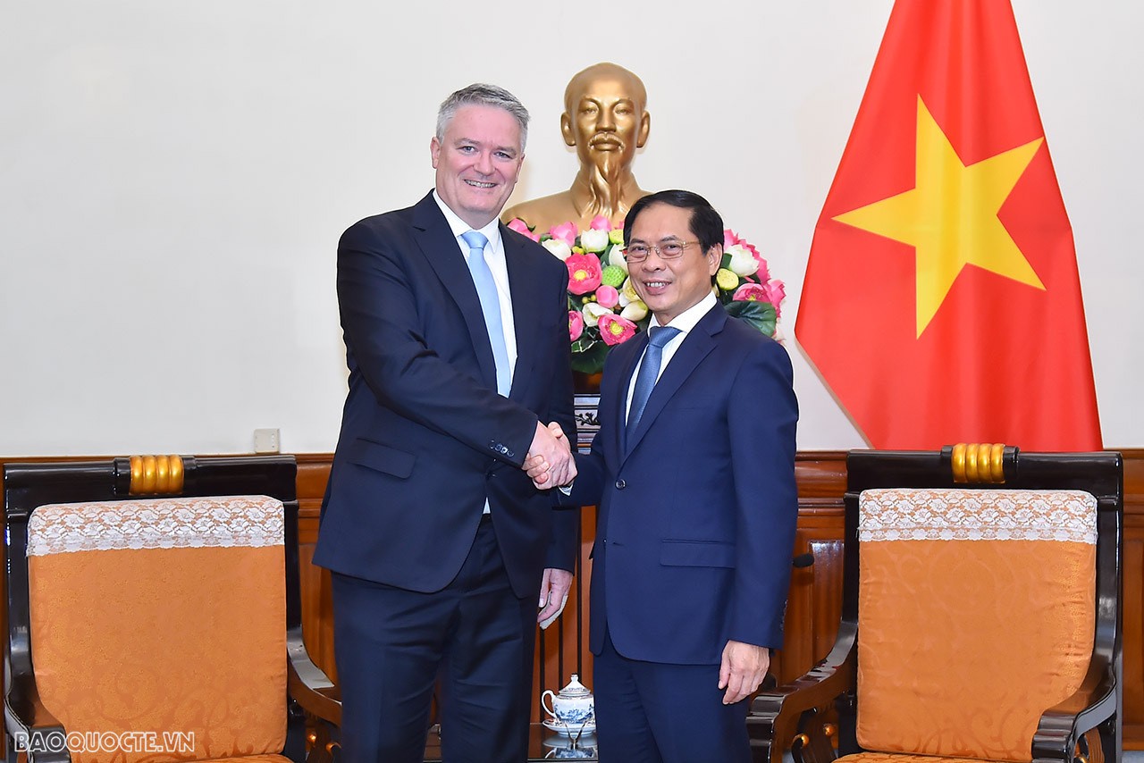 Chiều 18/10,  tại Trụ sở Bộ, Bộ trưởng Ngoại giao Bùi Thanh Sơn đã tiếp ông Mathias Cormann, Tổng Thư ký Tổ chức Hợp tác và Phát triển Kinh tế (OECD). (Ảnh: Tuấn Anh)
