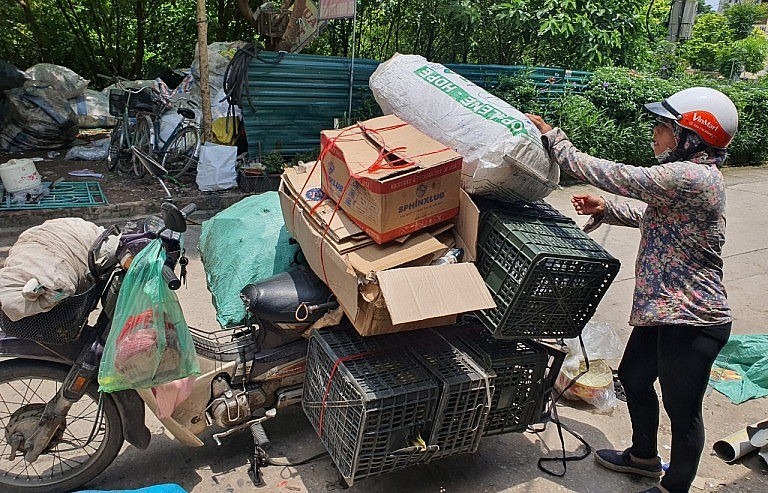 Tôn vinh những phụ nữ thầm lặng nghề ve chai tại Hà Nội