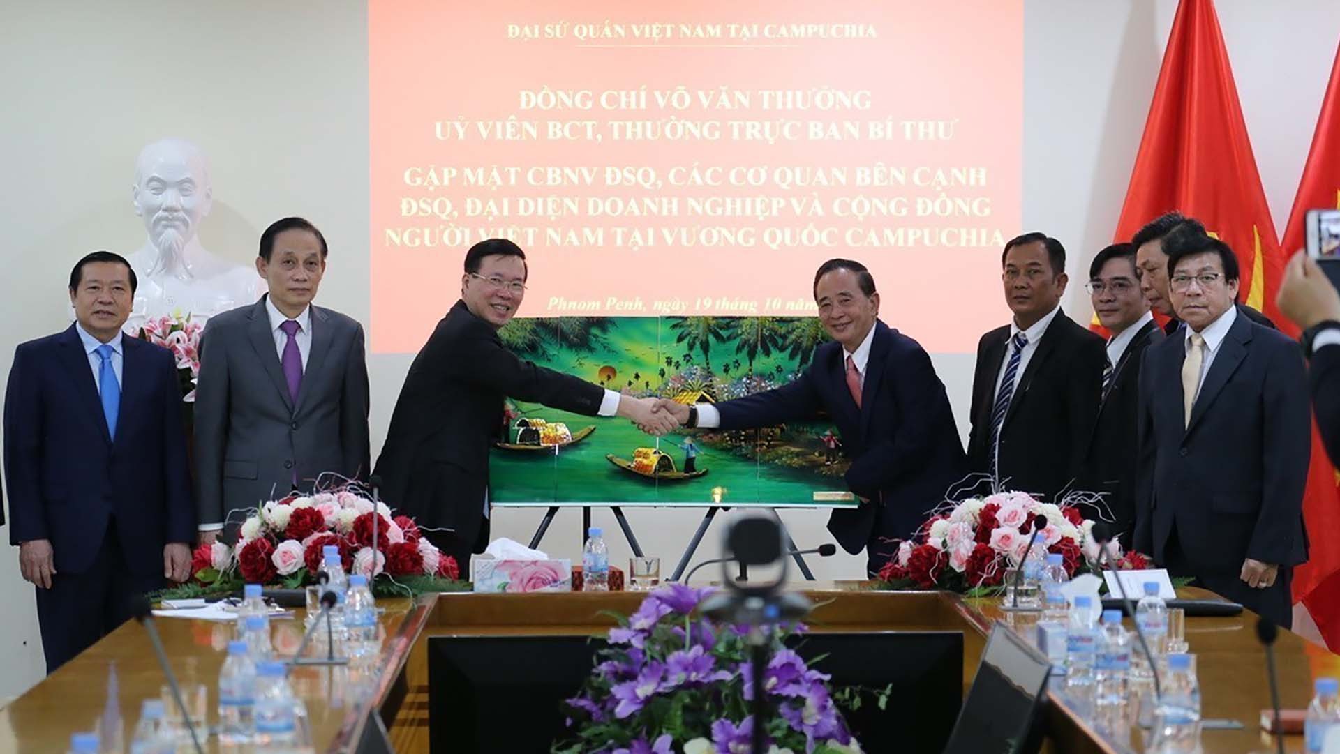 Đồng chí Võ Văn Thưởng tặng quà lưu niệm Hội Khmer-Việt Nam. (Nguồn: TTXVN)