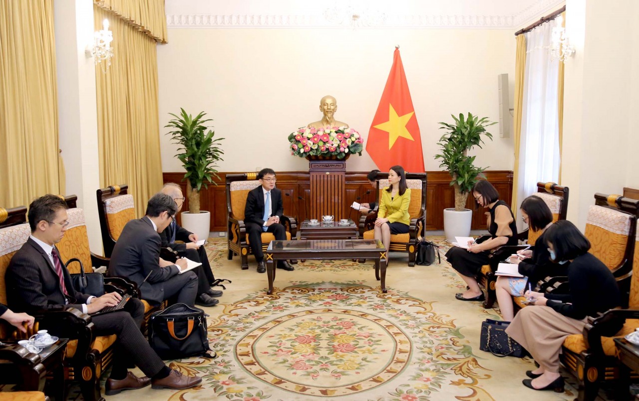 Trợ lý Bộ trưởng Ngoại giao Nguyễn Minh Hằng tiếp Cố vấn đặc biệt Bộ trưởng Bộ Kinh tế, công nghiệp và thương mại Nhật Bản