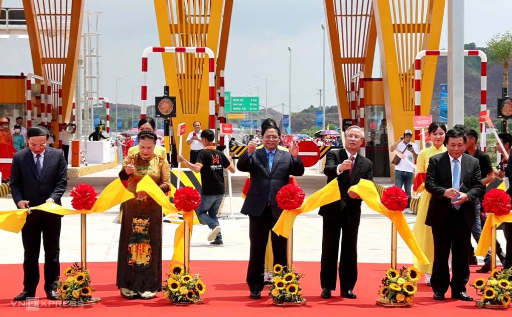 Quảng Ninh có cao tốc, có đường ven biển, có sân bay... Quảng Ninh có cao tốc, có đường ven biển, có sân bay...