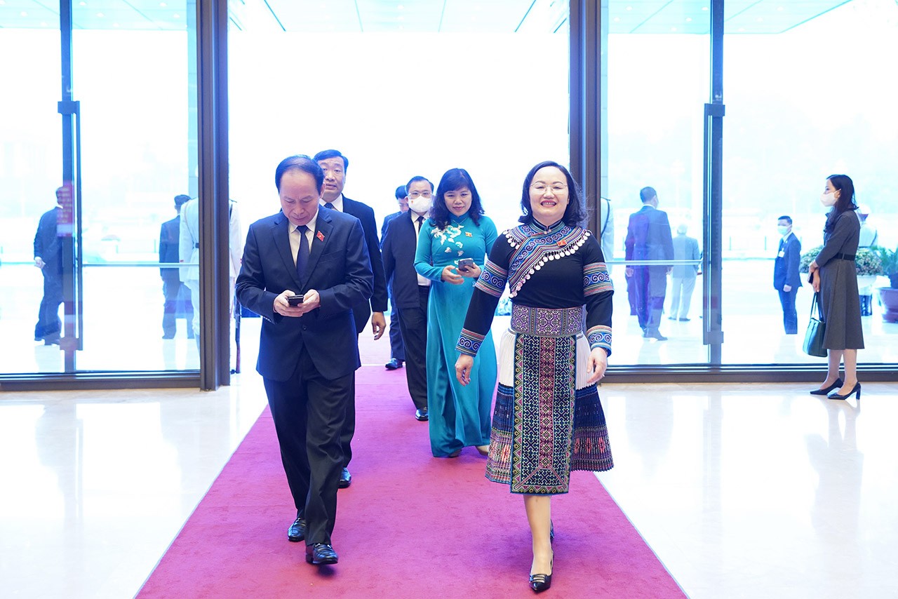 Kết thúc lễ viếng, các Đại biểu Quốc hội trở về Nhà Quốc hội dự Lễ khai mạc Kỳ họp thứ 4 Quốc hội khóa XV diễn ra lúc 9h sáng cùng ngày tại Phòng họp Diên Hồng, Nhà Quốc hội, Thủ đô Hà Nội. Kết thúc lễ viếng, các Đại biểu Quốc hội trở về Nhà Quốc hội dự Lễ khai mạc Kỳ họp thứ 4 Quốc hội khóa XV diễn ra lúc 9h sáng cùng ngày tại Phòng họp Diên Hồng, Nhà Quốc hội, Thủ đô Hà Nội.