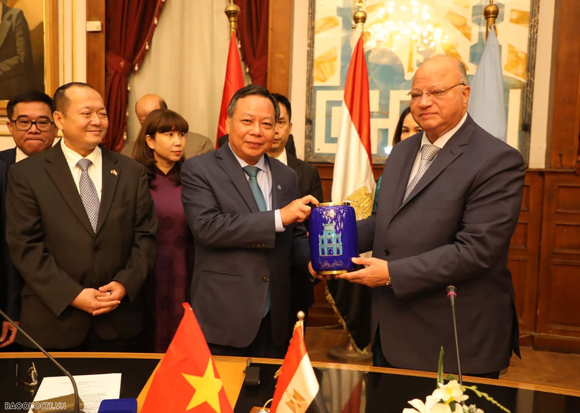 Phó Bí thư Thành ủy Hà Nội Nguyễn Văn Phong và Thống đốc Cairo Khaled Abdel A’al.