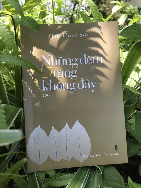 'Những đêm trăng không đầy': Những vần thơ chất chứa thương yêu về mẹ
