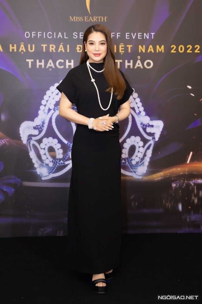 Trương Ngọc Ánh mặc đầm đen nền nã dự họp báo khởi động hành trình thi Miss Earth (Hoa hậu Trái đất) 2022 của Thạch Thu Thảo. Trong vai trò trưởng ban tổ chức của Hoa hậu các Dân tộc Việt Nam và Miss Earth Vietnam, cô đến sự kiện từ sớm để tiếp đối tác và truyền thông. Đây là lần hiếm hoi trong thời gian gần đây, bạn trai Anh Dũng không có mặt hỗ trợ Trương Ngọc Ánh.
