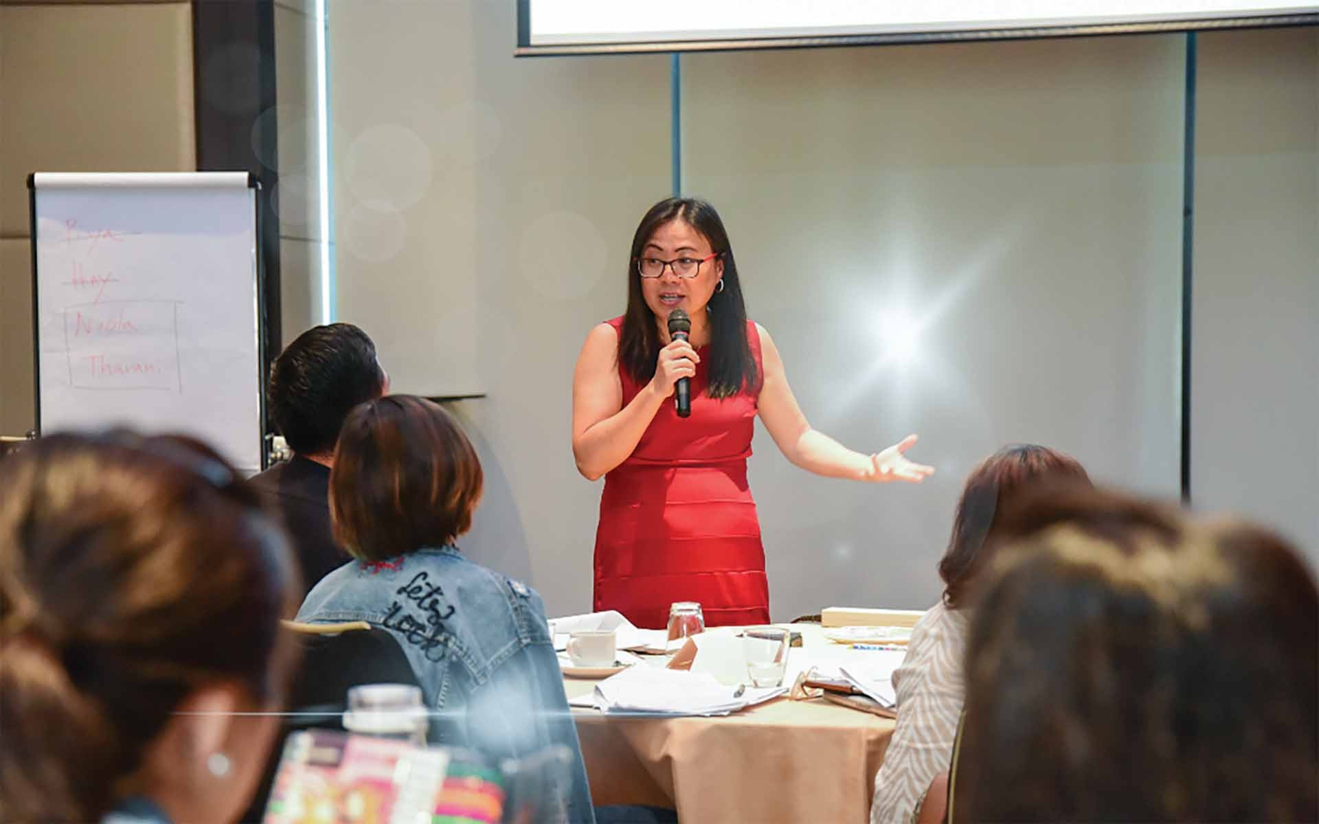 Chị Sandy Hòa Đặng trong một lớp học về kỹ năng lãnh đạo. (Ảnh: Ngân Anh)