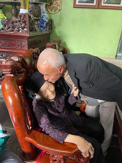 Cuộc đoàn tụ ý nghĩa của một người Algeria gốc Việt với mẹ sau gần 60 năm