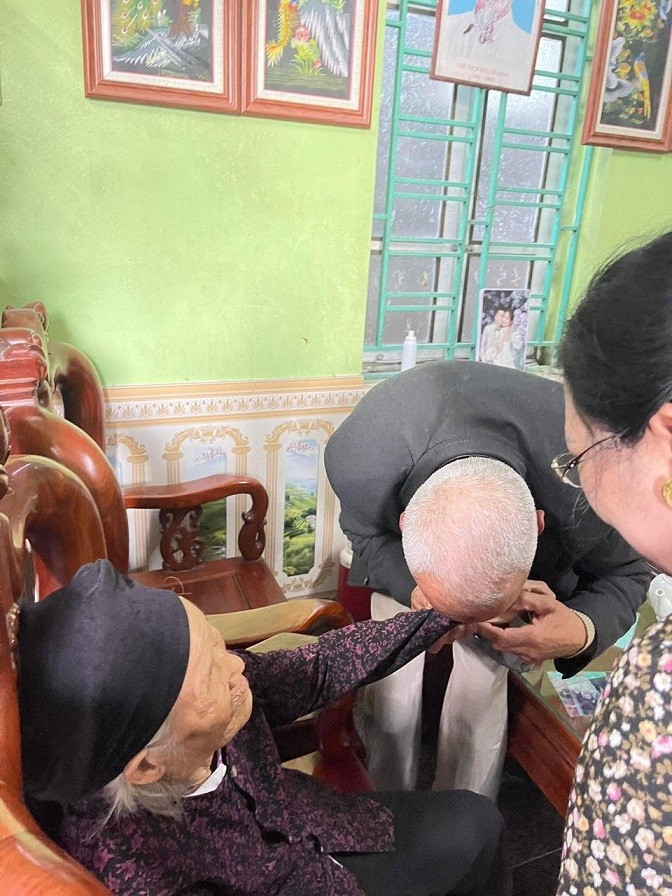 Cuộc đoàn tụ ý nghĩa của một người Algeria gốc Việt với mẹ sau gần 60 năm