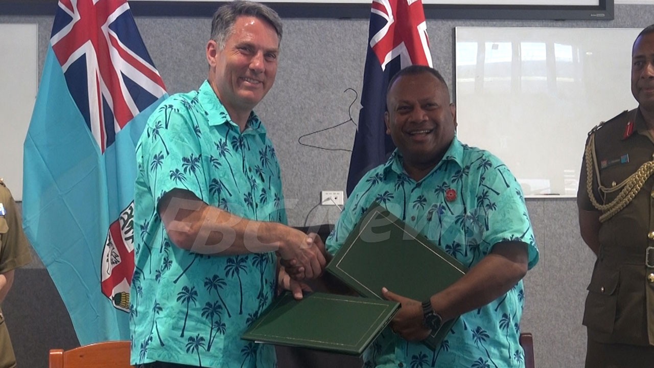 Bộ trưởng Quốc phòng Australia Richard Marles và người đồng cấp Fiji Inia Seruiratu ký kết Thỏa thuận về Quy chế của các lực lượng, ngày 20/10 tại Naidi. (Nguồn: FBC) Bộ trưởng Quốc phòng Australia Richard Marles và người đồng cấp Fiji Inia Seruiratu ký kết Thỏa thuận về Quy chế của các lực lượng, ngày 20/10 tại Naidi. (Nguồn: FBC)