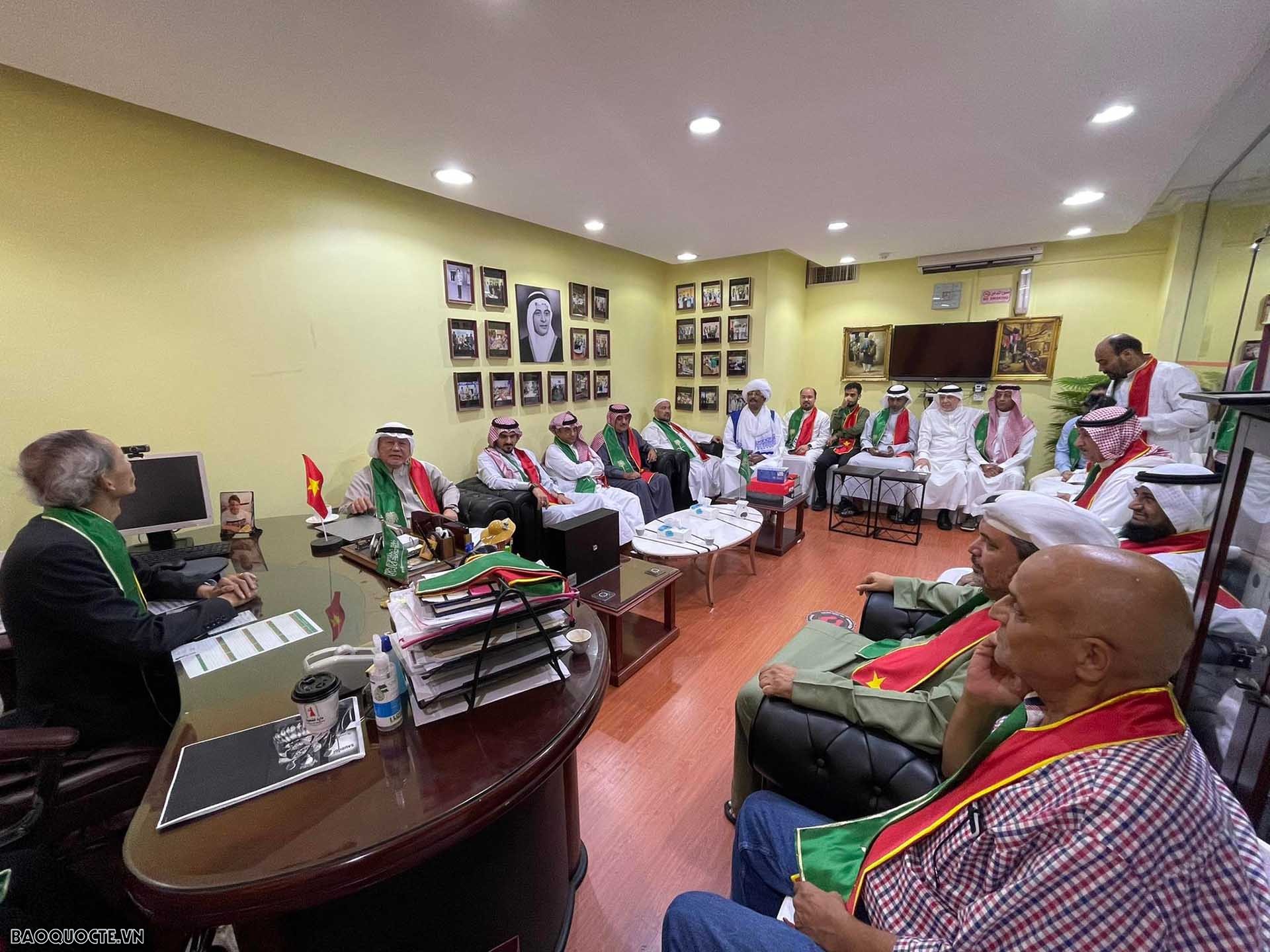 Đại sứ Đặng Xuân Dũng tọa đàm với doanh nghiệp may mặc.