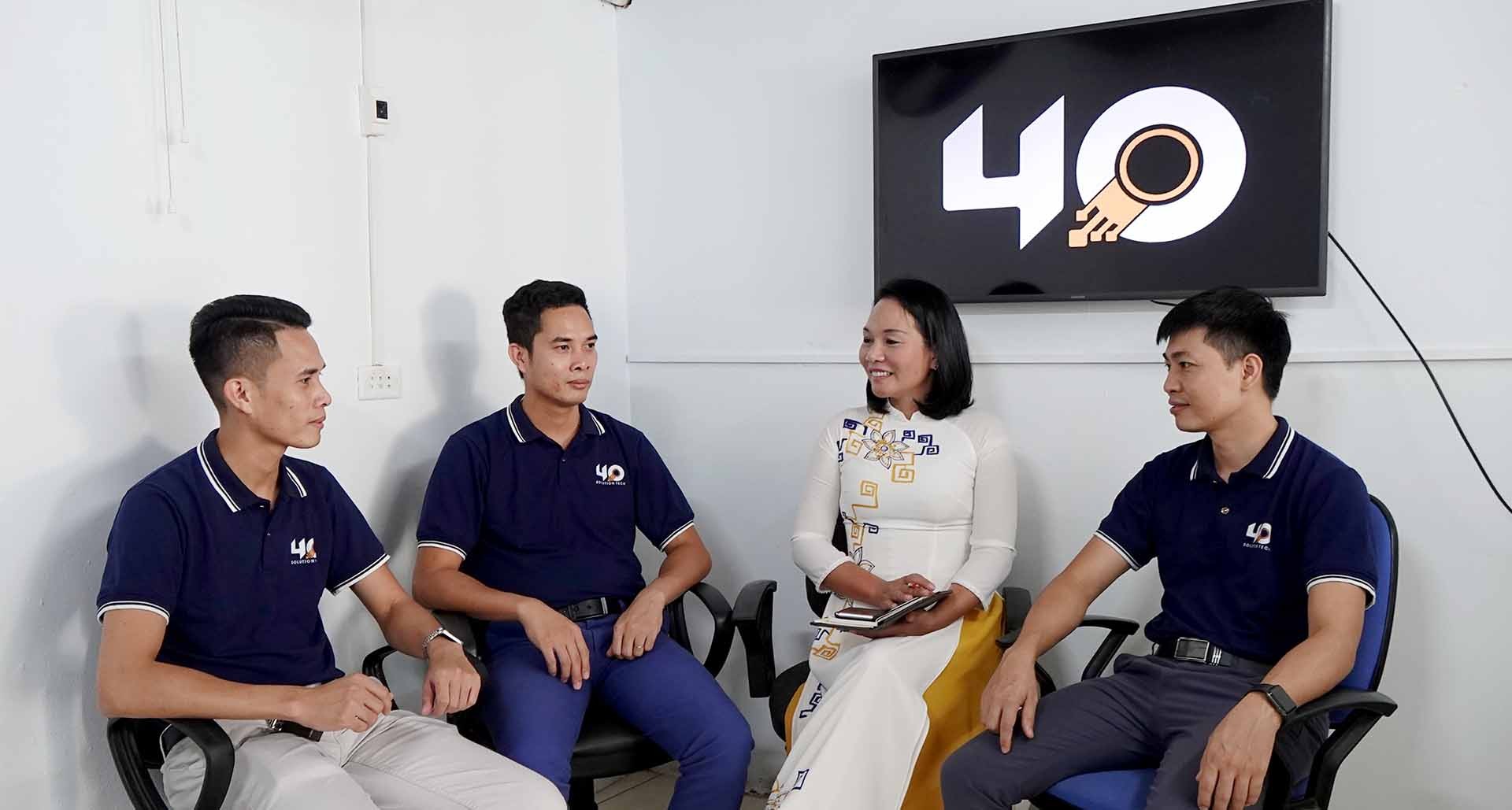 Tác giả cùng ba chàng trai Phạm Văn Lượng, Phạm Văn Đại và Nguyễn Văn Thực. Tác giả cùng ba chàng trai Phạm Văn Lượng, Phạm Văn Đại và Nguyễn Văn Thực.