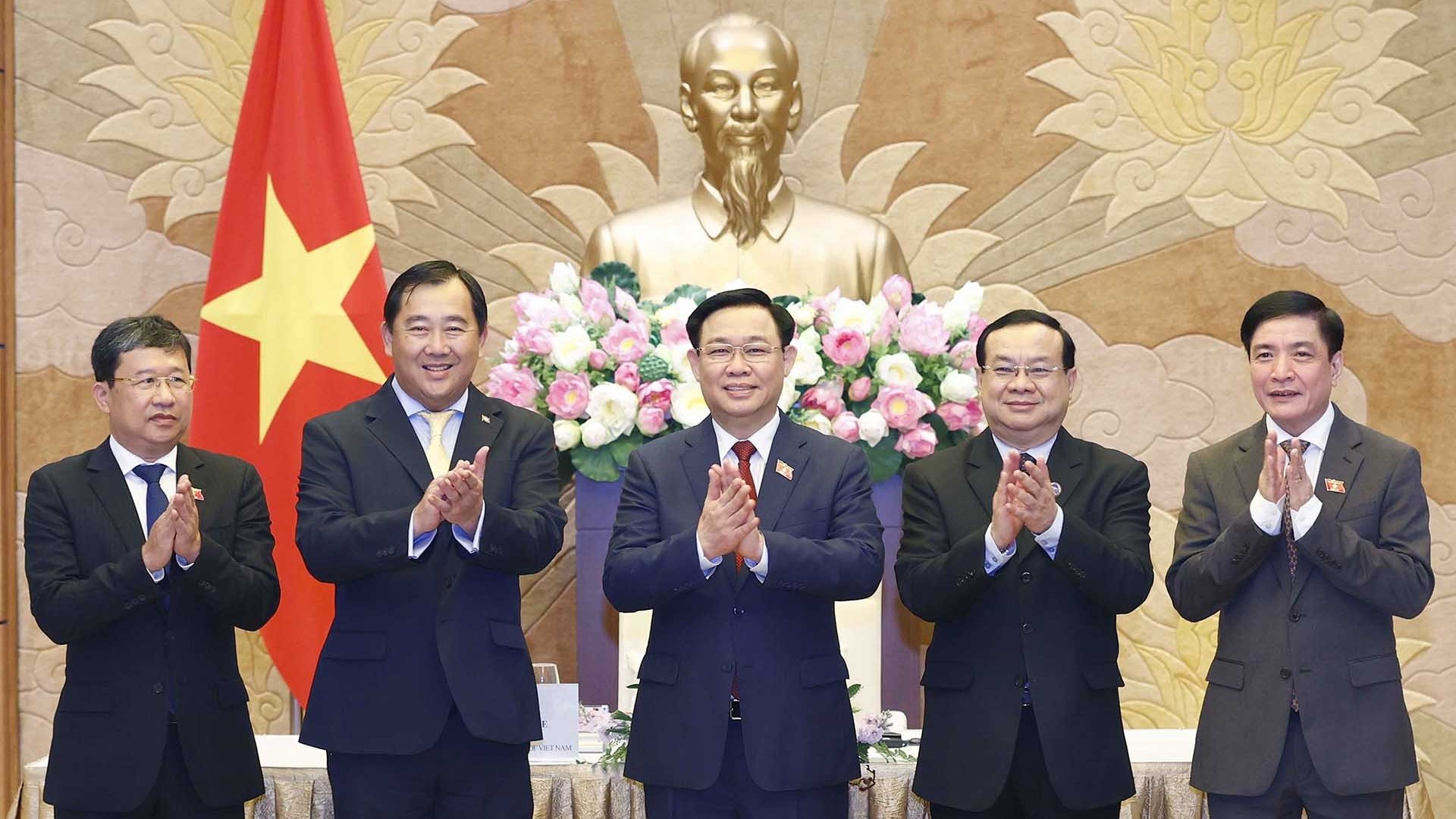 Chủ tịch Quốc hội Vương Đình Huệ tiếp Chủ nhiệm Ủy ban Đối ngoại của Quốc hội Lào và Campuchia