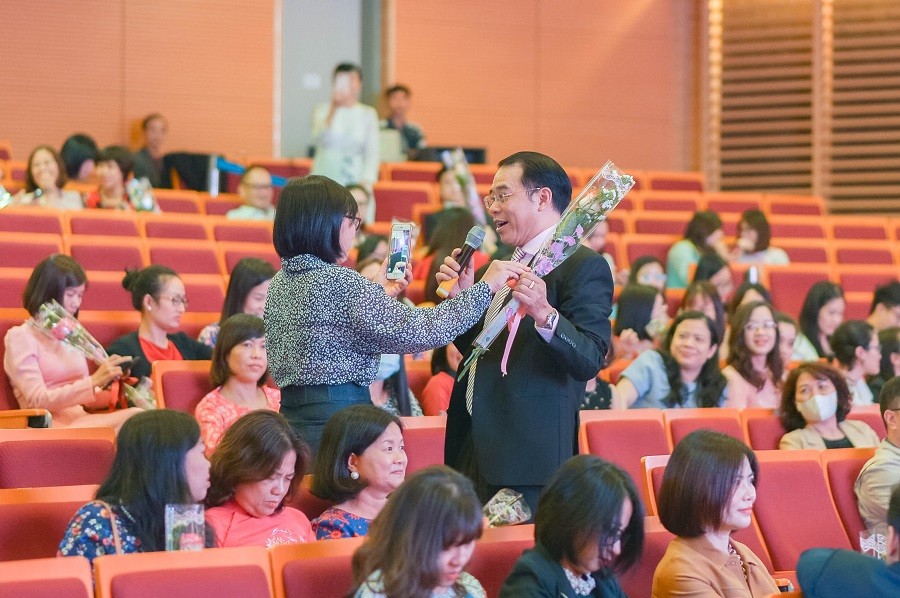 Ẩn sau vẻ dịu dàng, khiêm nhường, các nữ cán bộ ngoại giao Việt Nam là những 'chiến sĩ thực thụ'