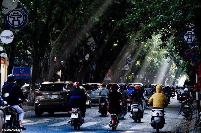 Dự báo thời tiết đêm nay và ngày mai (21-22/10): Hà Nội trưa chiều trời nắng; miền núi Bắc Bộ đêm rét; Trung Bộ mưa lớn; áp thấp nhiệt đới gần Biển Đô