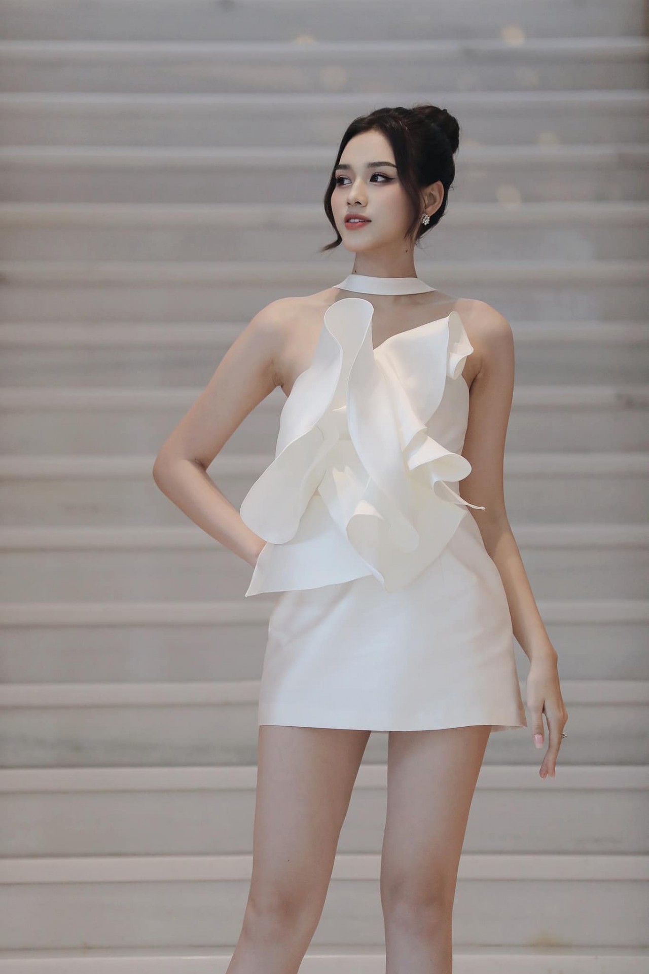 Hoa hậu Đỗ Thị Hà đẹp mong manh