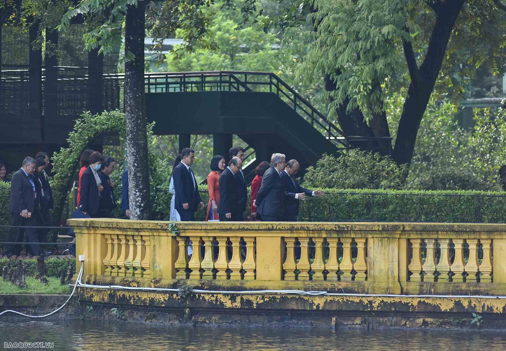 Tổng thư ký Liên hợp quốc thăm Nhà sàn Chủ tịch Hồ Chí Minh