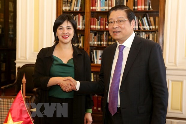 Ông Phan Đình Trạc làm việc với Ủy viên Bộ Chính trị Đảng Cộng sản Chile, Hạ Nghị sỹ, Chủ tịch Nhóm Nghị sỹ Hữu nghị Chile-Việt Nam, Karol Cariola. (Ảnh: Hoài Nam/TTXVN) Ông Phan Đình Trạc làm việc với Ủy viên Bộ Chính trị Đảng Cộng sản Chile, Hạ Nghị sỹ, Chủ tịch Nhóm Nghị sỹ Hữu nghị Chile-Việt Nam, Karol Cariola. (Ảnh: Hoài Nam/TTXVN)