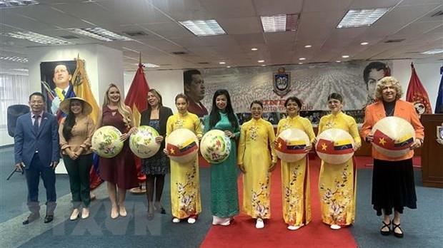 Giới thiệu áo dài truyền thống tại Venezuela nhân Ngày Phụ nữ Việt Nam Giới thiệu áo dài truyền thống tại Venezuela nhân Ngày Phụ nữ Việt Nam