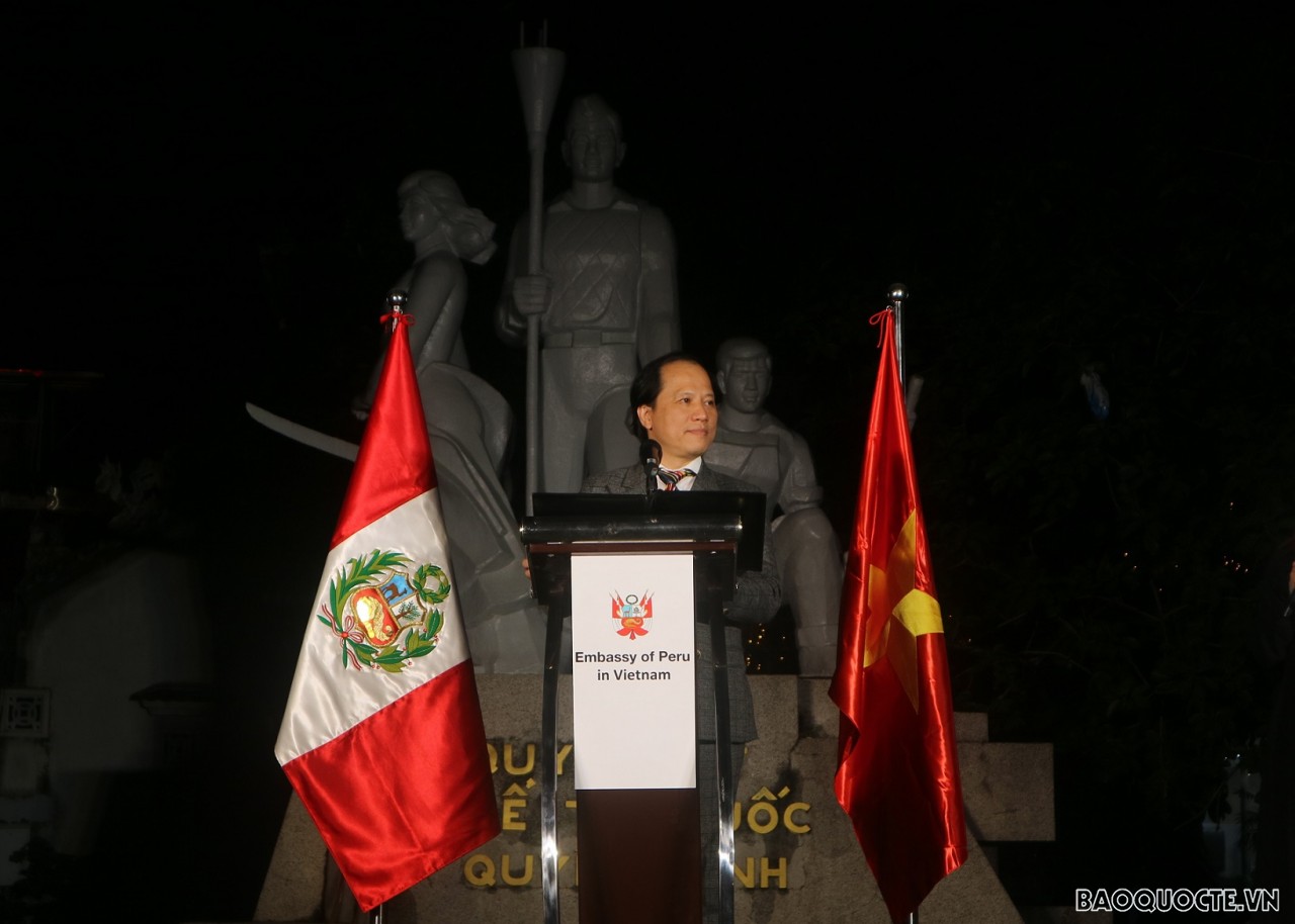 Ông Trần Nhất Hoàng – Phó Cục trưởng Cục Hợp Tác Quốc tế - Bộ Văn hoá Thể thao và Du lịch phát biểu tạihai mạc triển lãm ảnh 'Qhapaq Ñan – Con đường Inca hùng vĩ' tại Hà Nội. (Ảnh: Hạnh Lê)