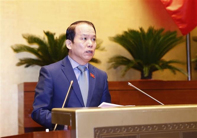 Ủy viên Ủy ban Thường vụ Quốc hội, Chủ nhiệm Ủy ban Pháp luật của Quốc hội Hoàng Thanh Tùng trình bày Báo cáo giải trình, tiếp thu, chỉnh lý dự thảo Luật Thực hiện dân chủ ở cơ sở. (Nguồn: TTXVN)