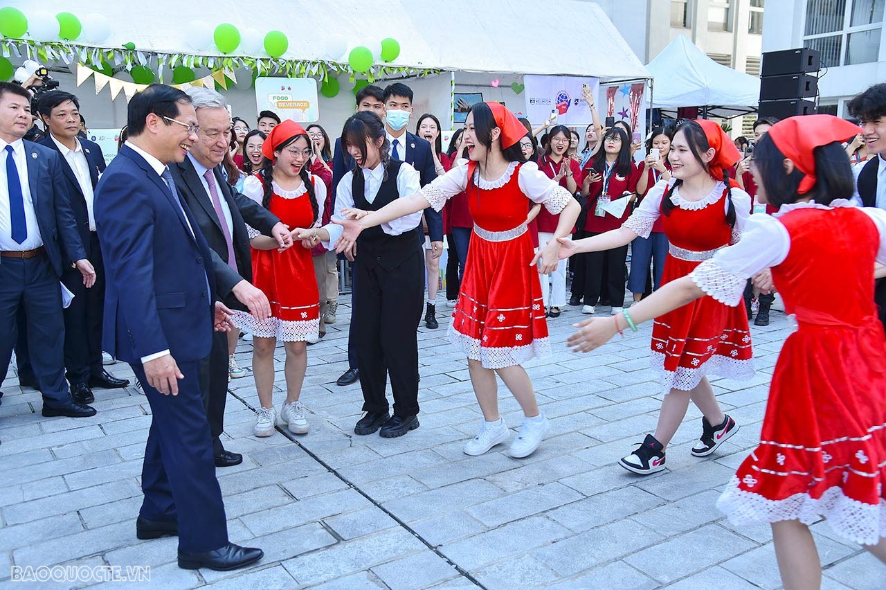 Toàn cảnh Tổng thư ký Liên hợp quốc trao đổi với thanh niên, sinh viên Việt Nam tại Học viện Ngoại giao qua ảnh