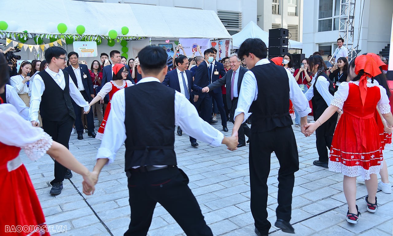 Toàn cảnh Tổng thư ký Liên hợp quốc trao đổi với thanh niên, sinh viên Việt Nam tại Học viện Ngoại giao qua ảnh