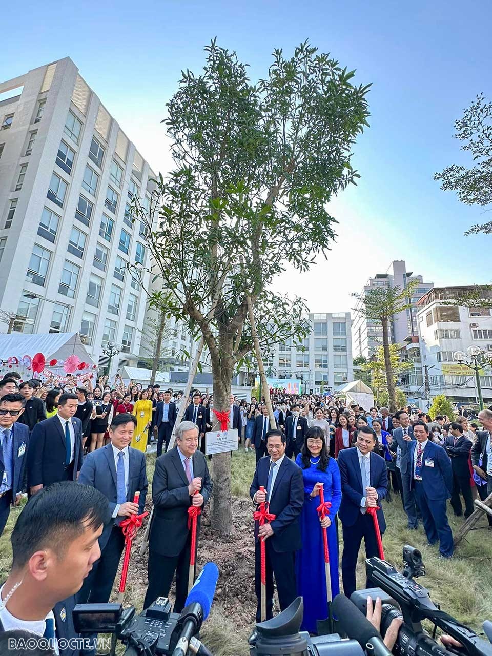 Toàn cảnh Tổng thư ký Liên hợp quốc trao đổi với thanh niên, sinh viên Việt Nam tại Học viện Ngoại giao qua ảnh