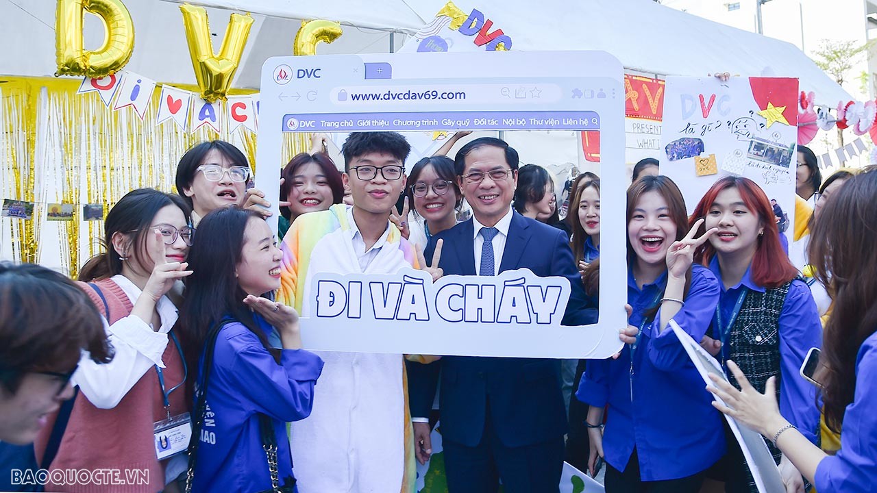 Toàn cảnh Tổng thư ký Liên hợp quốc trao đổi với thanh niên, sinh viên Việt Nam tại Học viện Ngoại giao qua ảnh